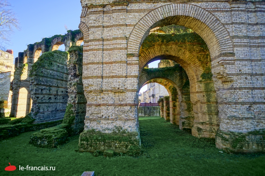 В Бордо сохранились развалины римского амфитеатра (Palais Gallien). Как и во многих французских (и не только) городах, кстати сказать. В Париже, в том числе — там сегодня преимущественно молодежь коротает время за игрой в петанк. Фото: Илья Думов, le-francais.ru